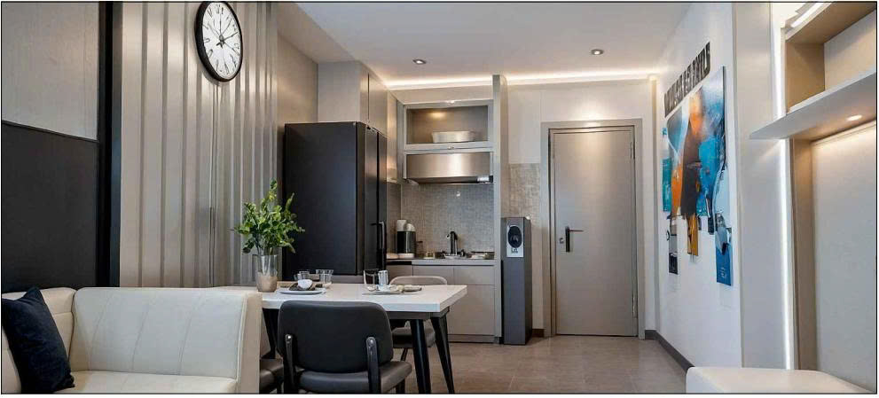 `Phòng Khách và Bếp trước và sau khi cải tạo